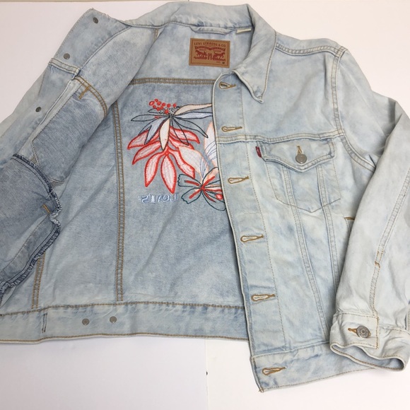 Levi’s Women’s Light wash Embroidered Trucker Jacket Size M - Picture 8 of 13